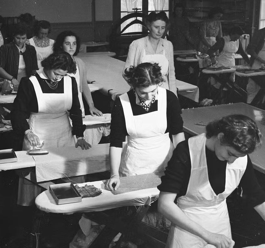 Foto van de huishoudschool waar dienstmeiden les kregen in onder andere strijken